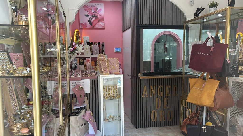 Interior de la tienda Angel de Oro